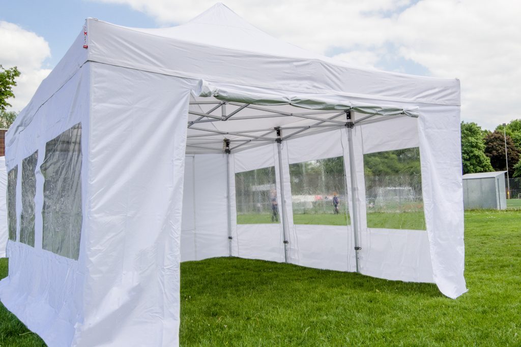 Garten-Partyzelt mit Seitenwänden und Fenstern