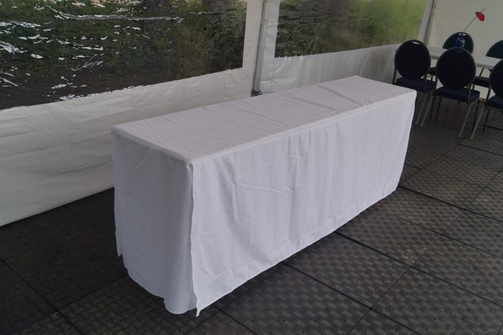 Festzelttisch mit weißer Husse im Zelt
