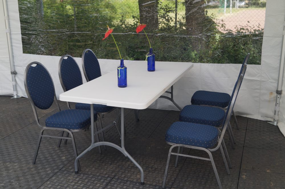 Weißer Tisch mit blauen Bankettstühlen